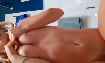 haciendo travesuras en el baño