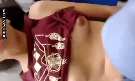 Cogiendo rico sobre las butacas dentro del salon