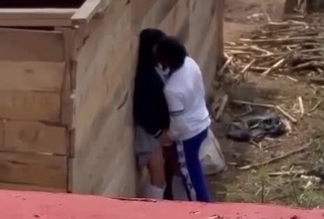 se la mete atras del salon y los graban desde lejos