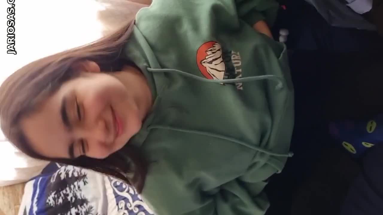 andale enseñame una tetas y ella se saca las dos