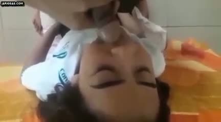 Colegiala mexicana a punto de tomar leche caliente