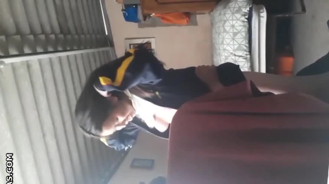 Aprovechando que sus padres no estan mete al novio a su cuarto