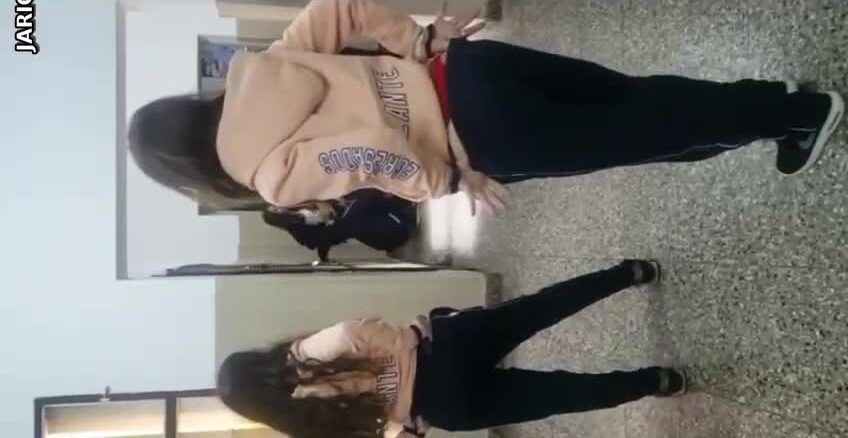enseñando las nalgas en el colegio y sus compañeros ni cuenta se dan