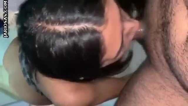 deliciosa colegiala mamando sin calzones
