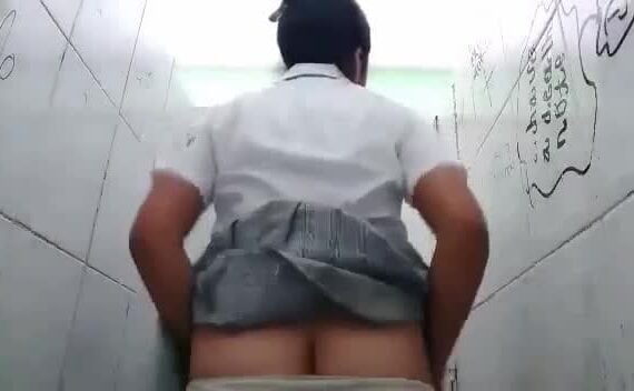 lo que pasa en el baño del colegio