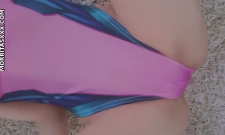 recien le va llegando su traje de cosplay y ella lo modela